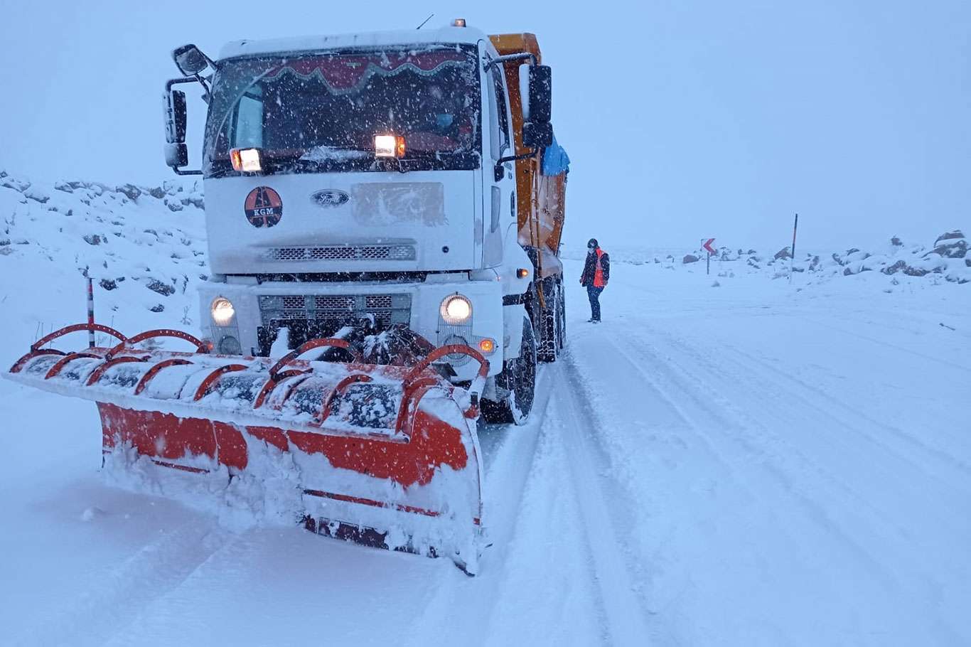 Şanlıurfa'da karla mücadele ekipleri yoğun mesai harcıyor